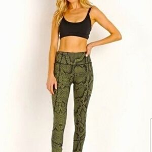 VARLEY Bedford Legging Tight Olive Snake XS


Pre-owned Varley leggings. Excelle